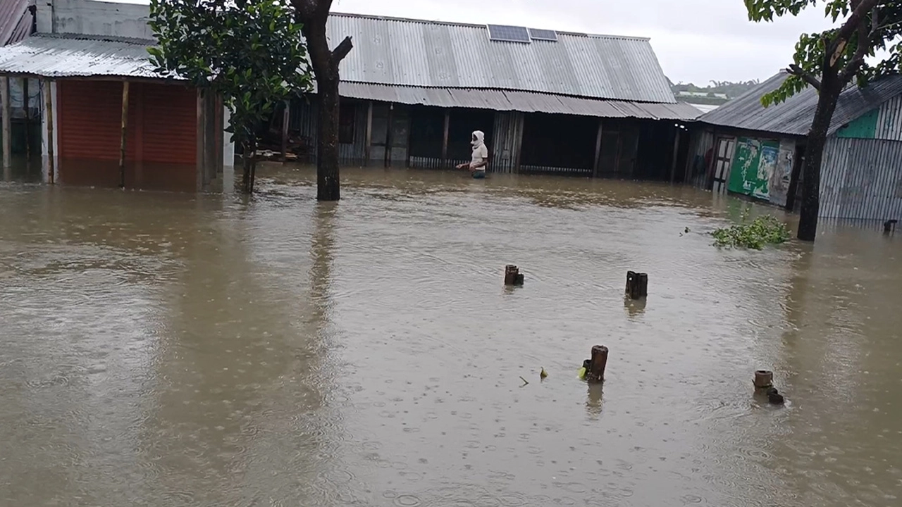 বন্যায় পানিবন্দি একটি এলাকা। ছবি : কালবেলা