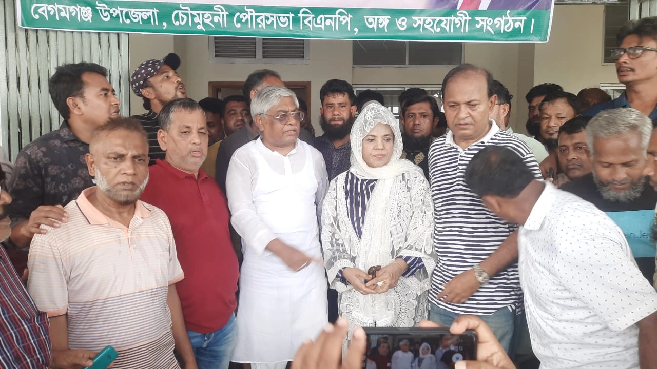 বিএনপি ভাইস-চেয়ারম্যান বরকত উল্লাহ বুলুর নেতৃত্বে বেগমগঞ্জ উপজেলাধীন একলাশপুর ইউনিয়ন, চৌমুহনী পৌরসভায় বন্যাদুর্গত ৫ হাজার মানুষের মাঝে খাদ্যসামগ্রী বিতরণ করা হয়েছে। ছবি : সংগৃহীত