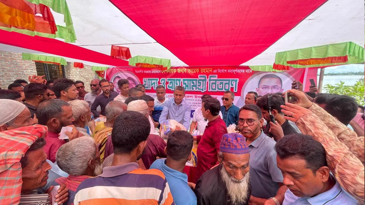 হবিগঞ্জে বন্যার্তদের পাশে নুরুল ইসলাম নয়ন। ছবি : কালবেলা