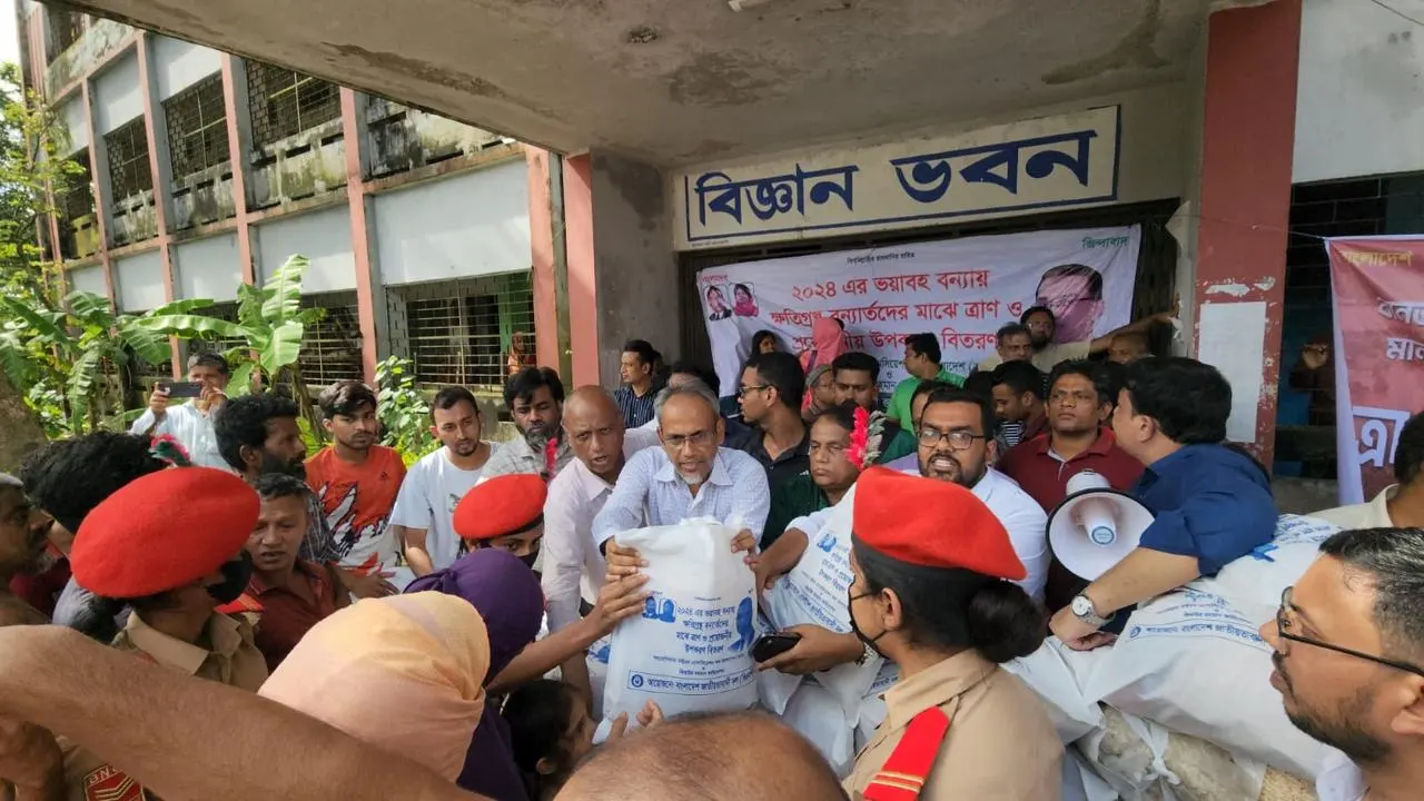 ত্রাণ বিতরণকালে বিএনপির স্বাস্থ্যবিষয়ক সম্পাদক ডা. মো. রফিকুল ইসলাম। ছবি : কালবেলা