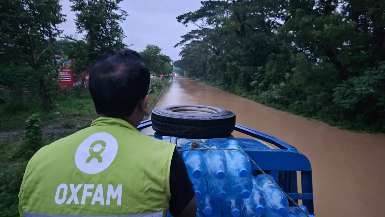 বন্যা আক্রান্তদের জন্য কাজ করছে অক্সফ্যাম। ছবি : কালবেলা