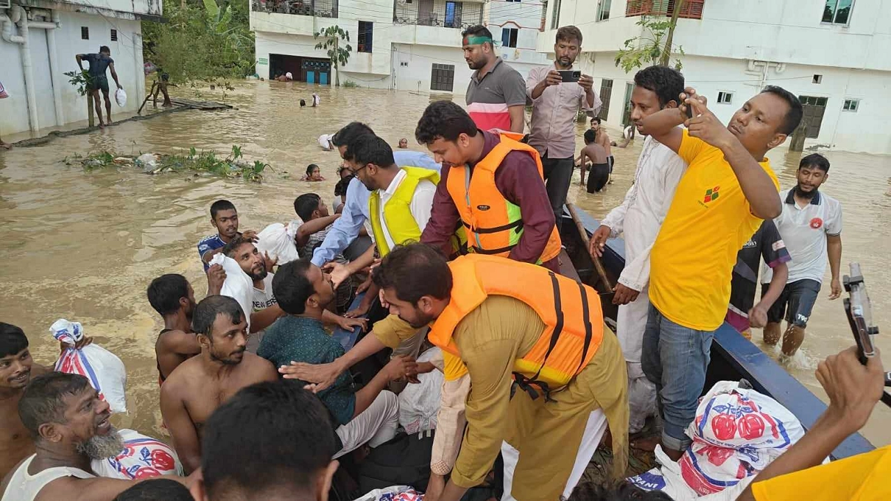 ফেনীর বিভিন্ন স্থানে নুরুল হক নুর ও রাশেদ খানের নেতৃত্বাধীন গণঅধিকার পরিষদের পক্ষ থেকে ত্রাণ বিতরণ করা হয়। ছবি : কালবেলা