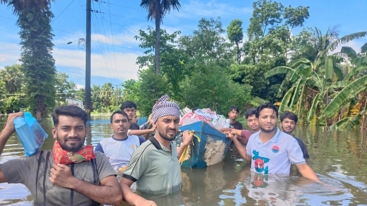 ত্রাণ বিতরণ করছে ঢাকা বিশ্ববিদ্যালয় (ঢাবি) শাখা ছাত্রদল। ছবি : কালবেলা