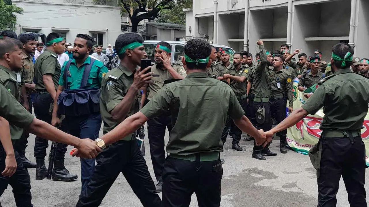 সচিবালয়ের ভেতরে আনসারদের বিক্ষোভ। ছবি : সংগৃহীত