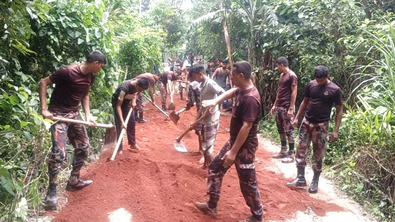 রাস্তা সংস্কারে নেমেছে বিজিবি ও স্থানীয় ছাত্র-জনতা। ছবি : কালবেলা