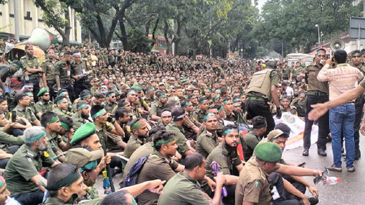 চাকরি জাতীয়করণের দাবিতে আন্দোলন করছেন আনসার সদস্যরা। ছবি : সংগৃহীত