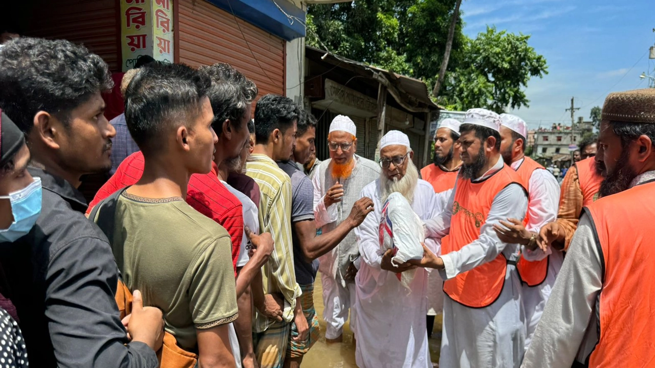 খেলাফত মজলিসের আমির মাওলানা আব্দুল বাছিত আজাদ ত্রাণ বিতরণের সময়। ছবি : কালবেলা