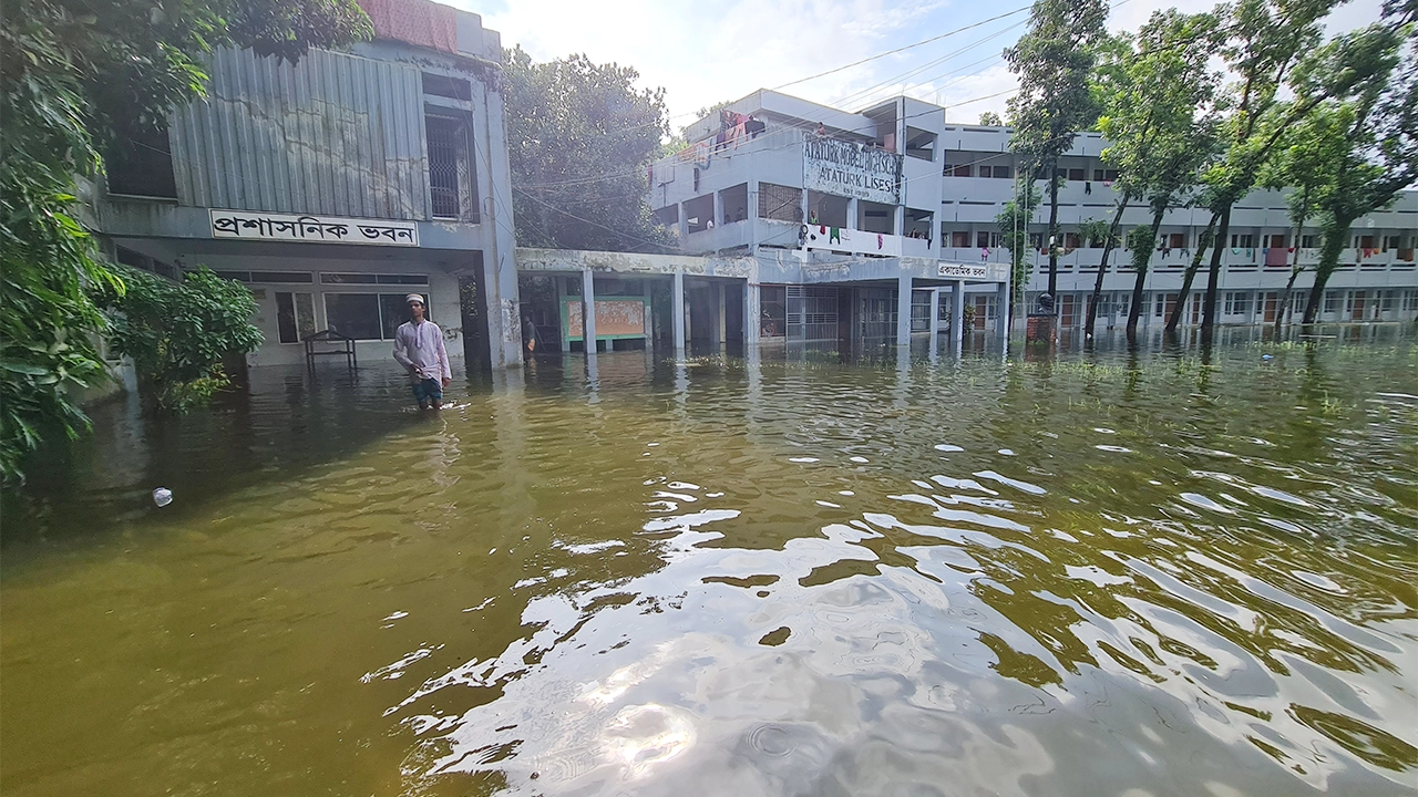 বন্যার পানিতে ডুবে যায় ফেনীর দাগনভূঞার আশ্রয়কেন্দ্র। ছবি : কালবেলা