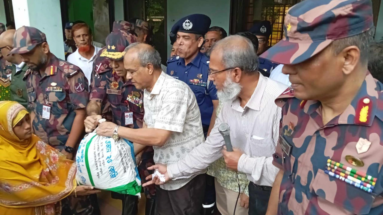 বন্যায় ক্ষতিগ্রস্তদের মধ্যে ত্রাণ বিতরণ করেন স্বরাষ্ট্র উপদেষ্টা লেফটেন্যান্ট জেনারেল (অব.) জাহাঙ্গীর আলম চৌধুরী। ছবি : কালবেলা