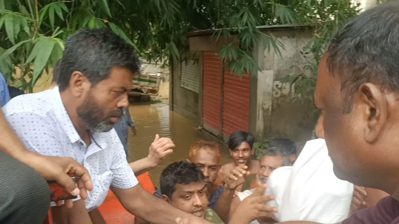 বন্যার্তদের মাঝে খাদ্যসামগ্রী বিতরণ করেছেন বিএনপি নেতা মজনু। ছবি : কালবেলা