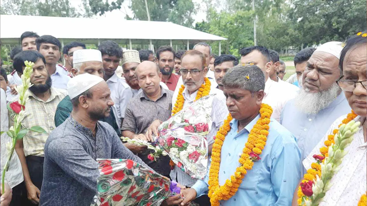 ফুলেল শুভেচ্ছায় বিদ্যালয়ের শিক্ষকদের ফেরালেন চখমিল বহুমুখী উচ্চ বিদ্যালয়ের শিক্ষার্থীরা। ছবি : কালবেলা