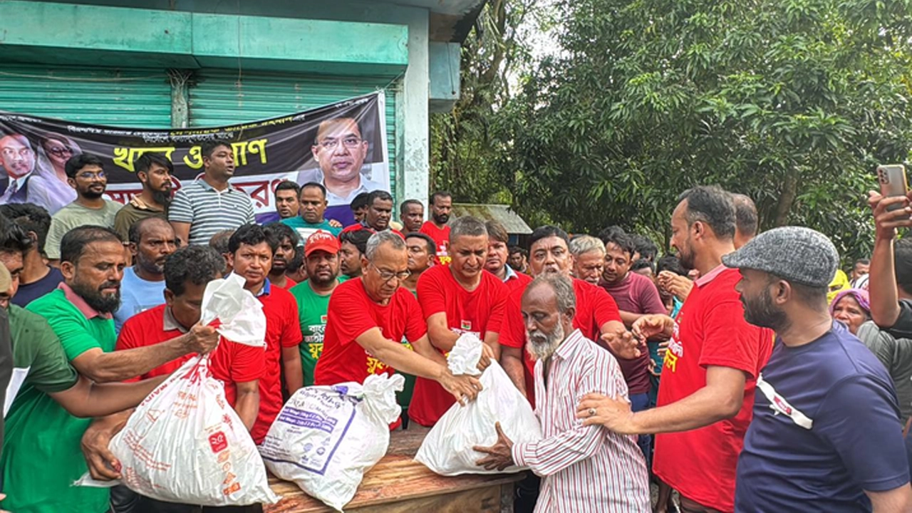 ত্রাণসামগ্রী বিতরণ বন্যাদুর্গতদের। ছবি : কালবেলা