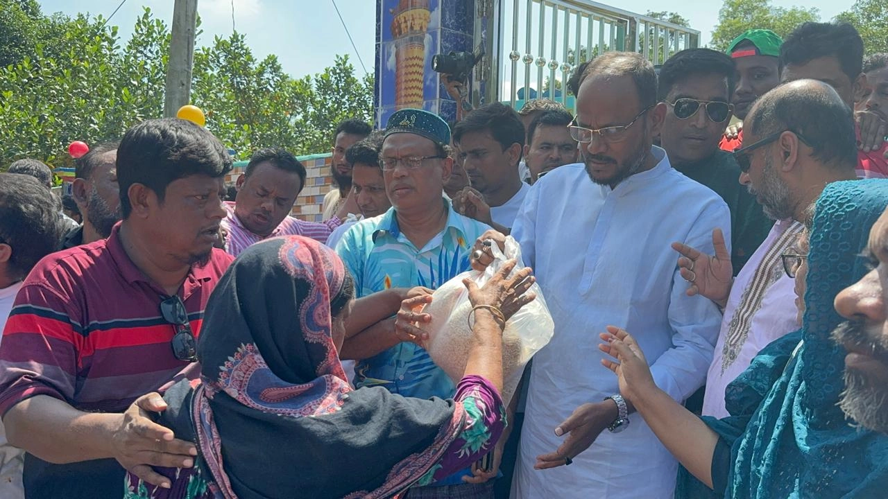 বন্যা দুর্গতদের ত্রাণ বিতরণে বিএনপি নেতাকর্মীরা। ছবি : কালবেলা