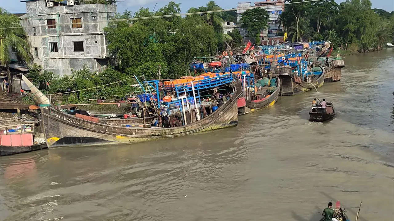 শূন্য হাতে ট্রলার নিয়ে উপকূলের দিকে ফিরছে জেলেরা। ছবি : কালবেলা