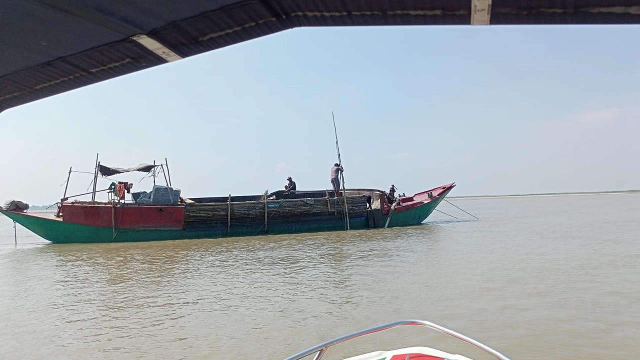 নদীতে অবৈধভাবে ড্রেজার বসিয়ে বালু উত্তোলন করায় জরিমানা করেছেন ভ্রাম্যমান আদালত। ছবি : কালবেলা