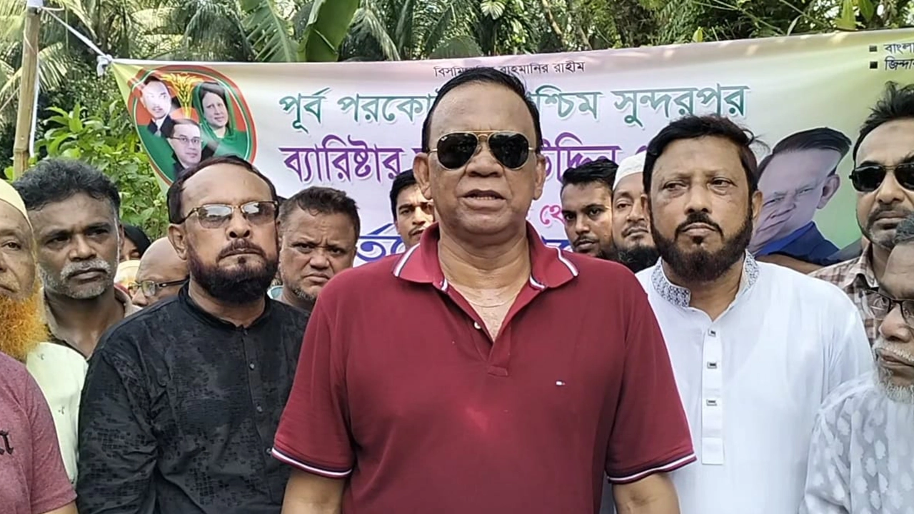 নোয়াখালীর চাটখিলে ত্রাণ বিতরণ অনুষ্ঠানে ব্যারিস্টার খোকন। ছবি : কালবেলা