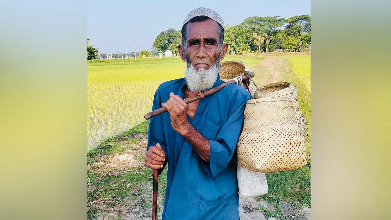 নিজ হাতে মাছ রাখার ছোড়কা বিক্রির জন্য হাটে নিয়ে যাচ্ছেন বেগম মিয়া। ছবি : কালবেলা