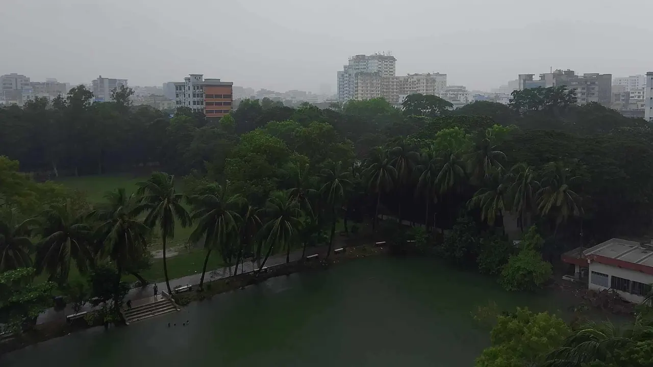 রাজধানীতে স্বস্তির বৃষ্টি। ছবি : কালবেলা