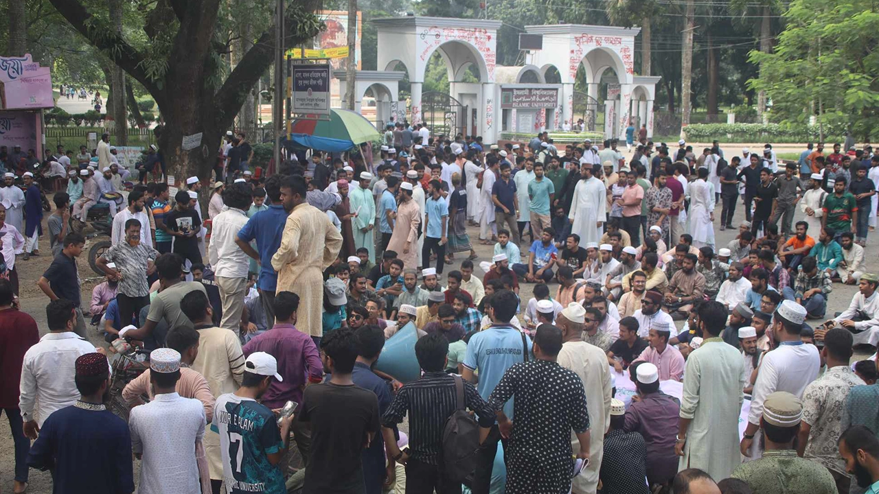 উপাচার্যের দাবিতে দ্বিতীয় দিনের মতো কুষ্টিয়া-খুলনা মহাসড়ক অবরোধ শিক্ষার্থীদের। ছবি : কালবেলা