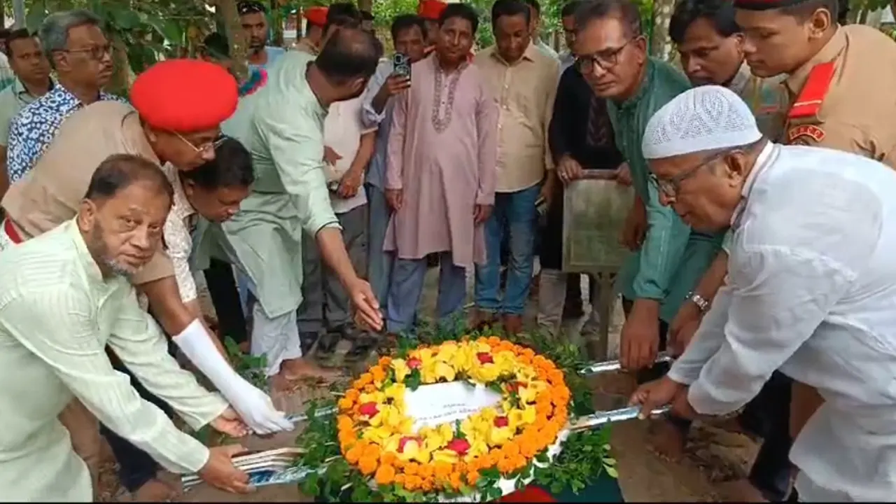 কবি আল মাহমুদ স্মরণে পুষ্পস্তবক অর্পণ করেন আল মাহমুদ গবেষণা কেন্দ্র ও স্মৃতি পরিষদ ব্রাহ্মণবাড়িয়া। ছবি : কালবেলা