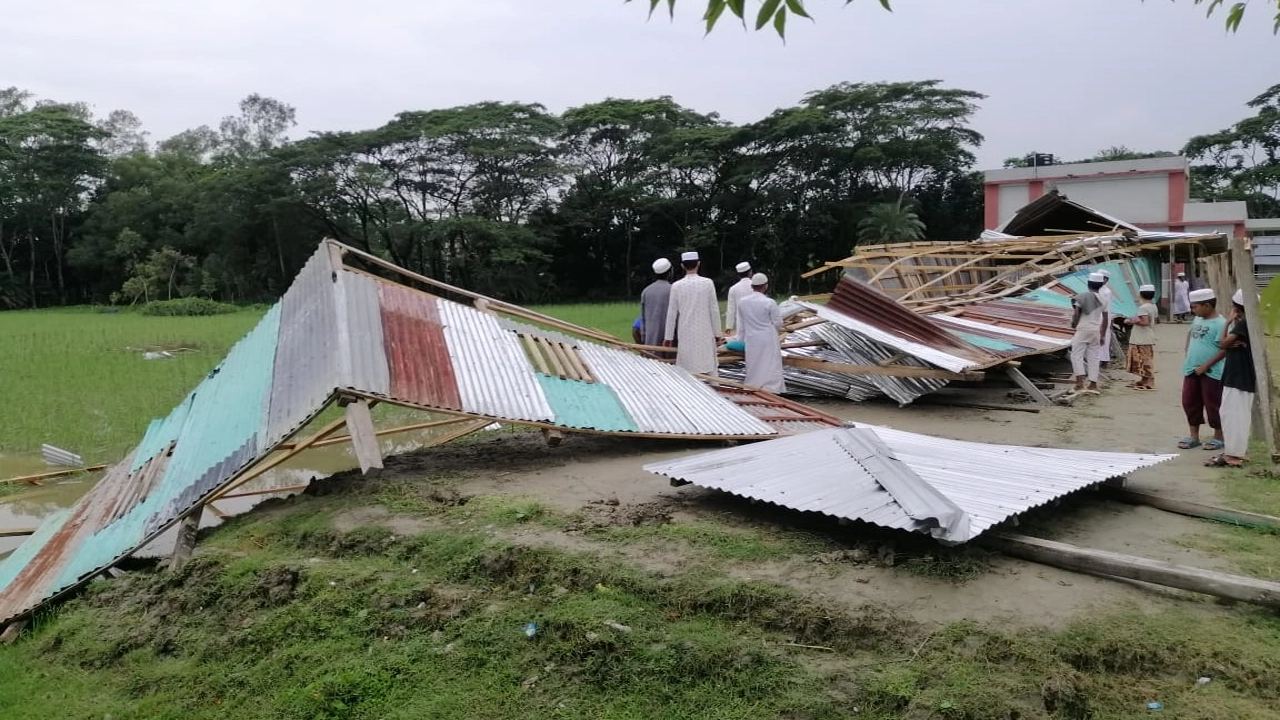 আকস্মিক ঘূর্ণিঝড়ে লণ্ডভণ্ড হয়ে গেছে বিভিন্ন ঘরবাড়ি। ছবি : কালবেলা