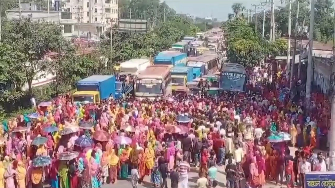 মহাসড়ক অবরোধ করে শ্রমিকরা বিক্ষোভ করেন। ছবি : কালবেলা