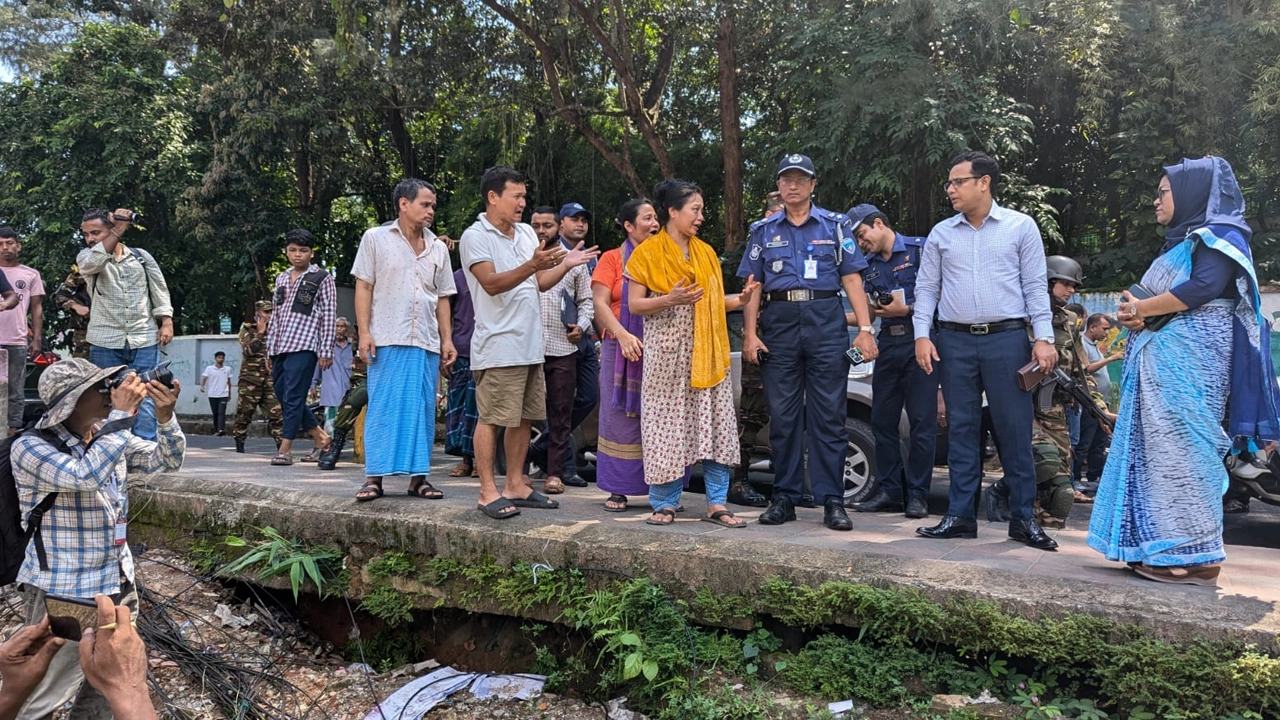 স্থানীয়দের সঙ্গে কথা বলেন রাঙামাটির জেলা প্রশাসক মো. মোশারফ হোসেন খানসহ ঊর্ধ্বতন কর্মকর্তারা। ছবি : কালবেলা