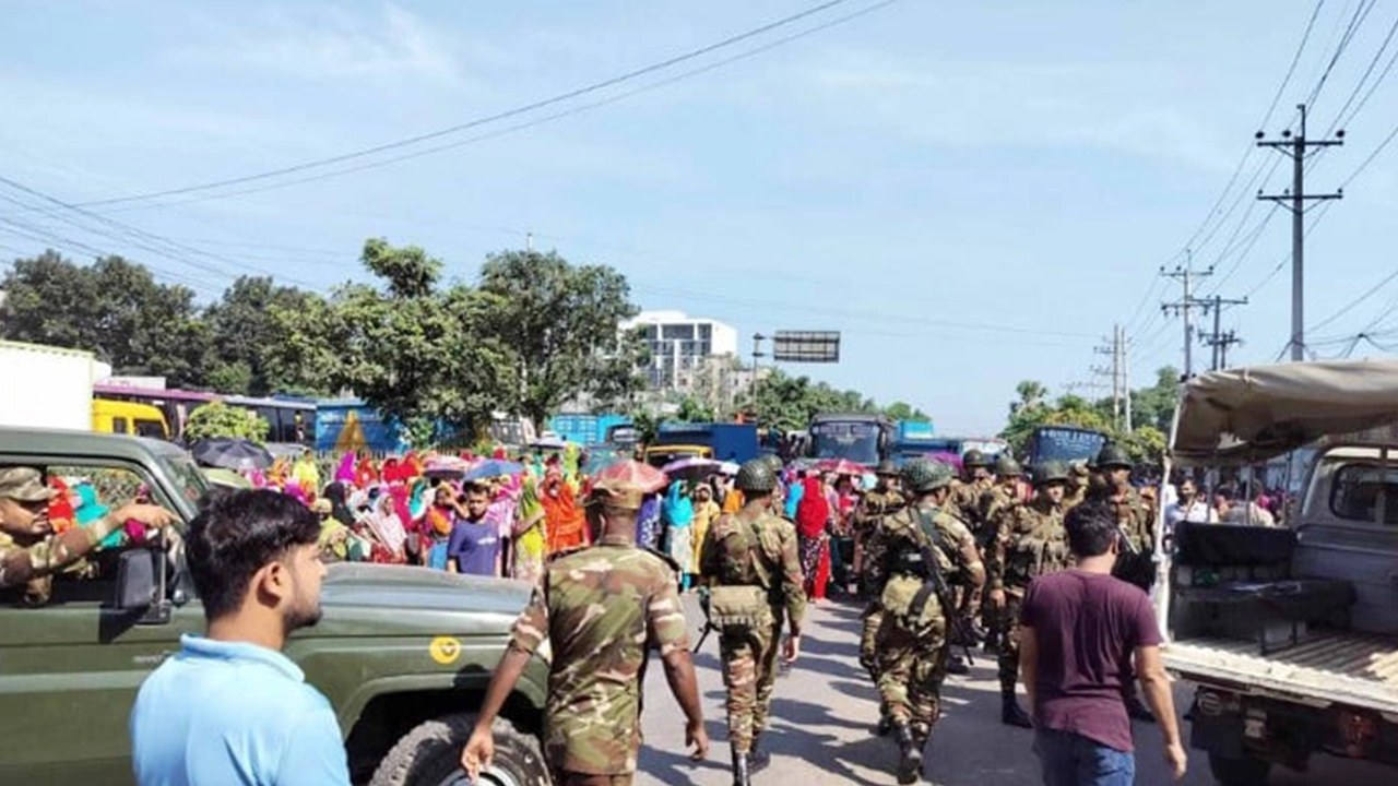 গাজীপুরের টঙ্গীতে কারখানায় কর্মবিরতি দিয়ে শ্রমিকদের বিক্ষোভ। ছবি : কালবেলা