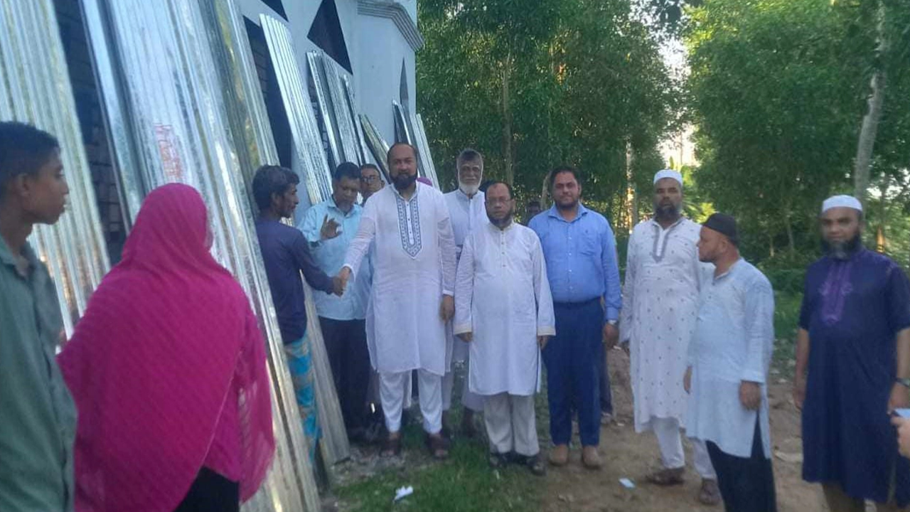 সিলেটের কুলাউড়ায় বন্যায় ক্ষতিগ্রস্তদের মাঝে ঢেউটিন বিতরণ করে বাংলাদেশ জামায়াতে ইসলামী। ছবি : কালবেলা