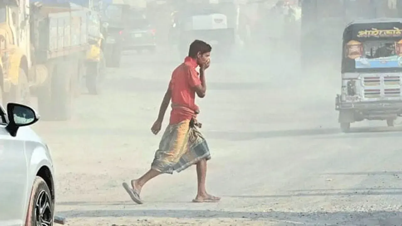 বায়ুদূষণের কবলে এক পথচারী। পুরোনো ছবি