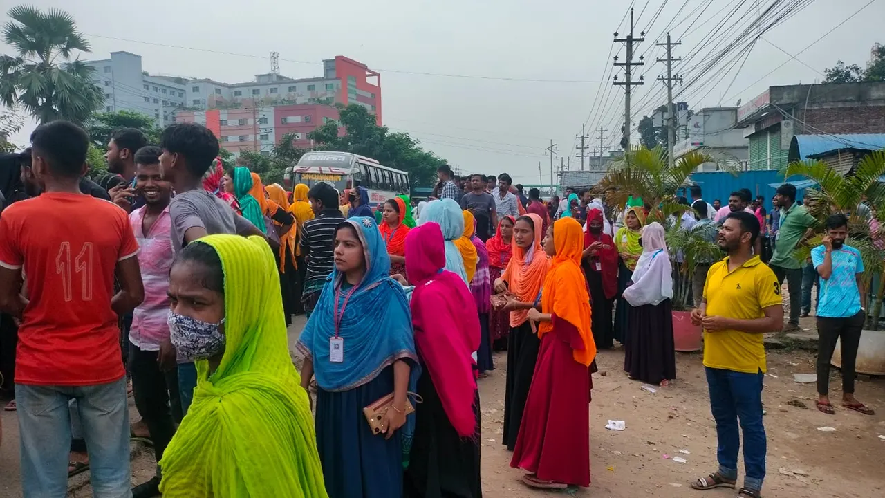 ১২ দফা দাবিতে শ্রমিকদের বিক্ষোভ। ছবি : কালবেলা