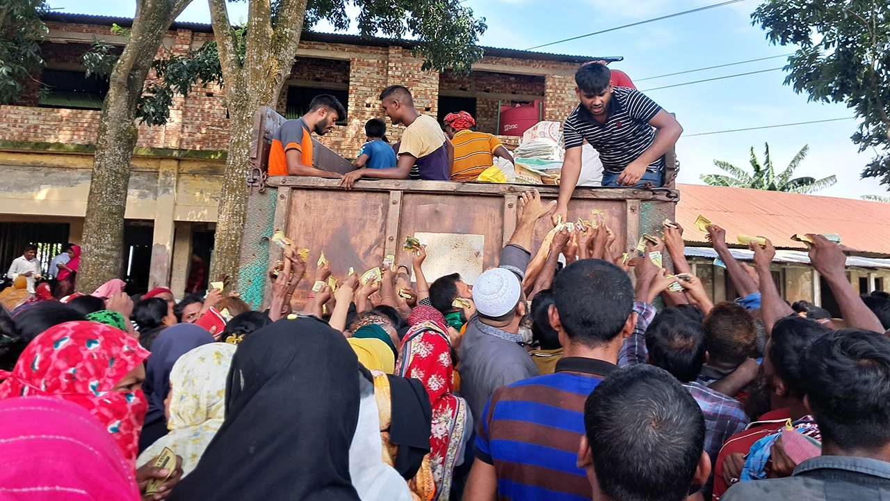 জামালপুরে টিসিবি পণ্য কিনতে কার্ডধারীদের ভিড়। ছবি : কালবেলা