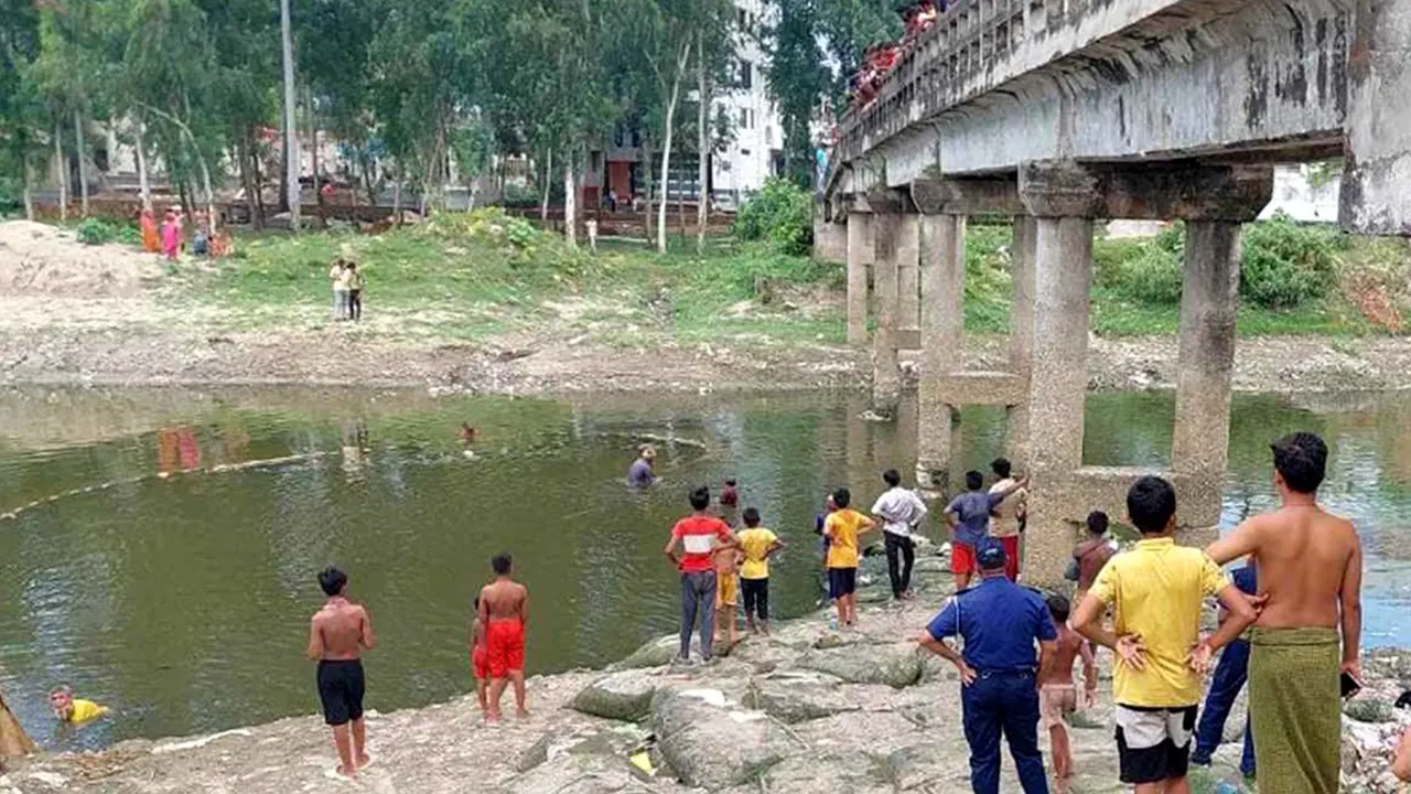 বগুড়ার করতোয়া নদীতে জাল ফেলে খোঁজা হচ্ছে থানার লুট হওয়া অস্ত্র। ছবি : কালবেলা