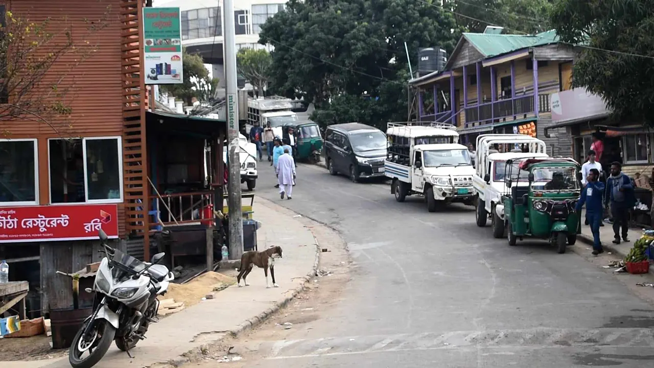 প্রায় ৪ দিন আটকা থাকার পর নিরাপদে খাগড়াছড়ির উদ্দেশে রওনা করেছেন পর্যটকরা। ছবি : কালবেলা