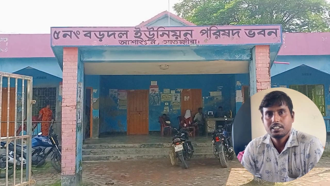 আশাশুনি উপজেলার ৫ নম্বর বড়দল ইউনিয়নের ব্যাংক এশিয়ার এজেন্ট ও ইউনিয়ন পরিষদের উদ্যোক্তা দেবব্রত কুমার মণ্ডল। ছবি : কালবেলা