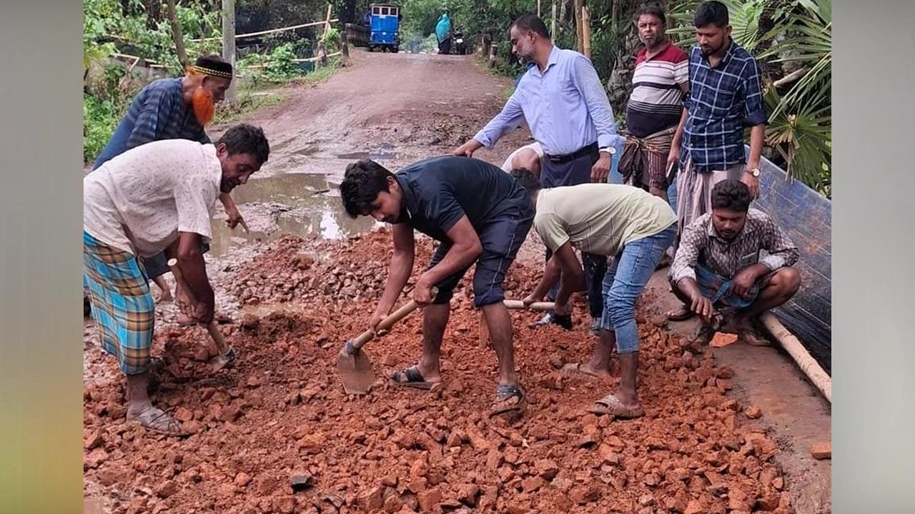 স্বেচ্ছাশ্রমে রাস্তা মেরামত করছেন যুবকরা। ছবি : কালবেলা