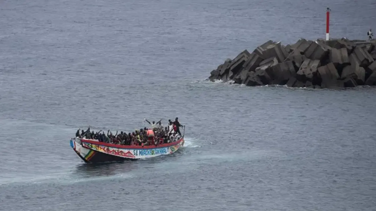 কাঠের তৈরি নৌকায় সমুদ্র পাড়ি দেওয়ার চেষ্টা অভিবাসীদের। ছবি : সংগৃহীত