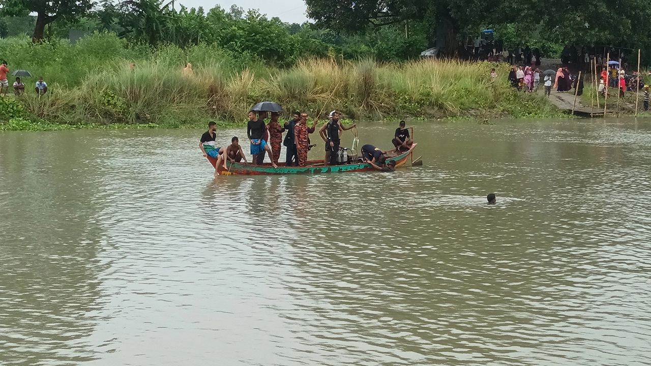 নিখোঁজ বাবা-মেয়েকে উদ্ধারে ফায়ার সার্ভিসের অভিযান। ছবি : কালবেলা