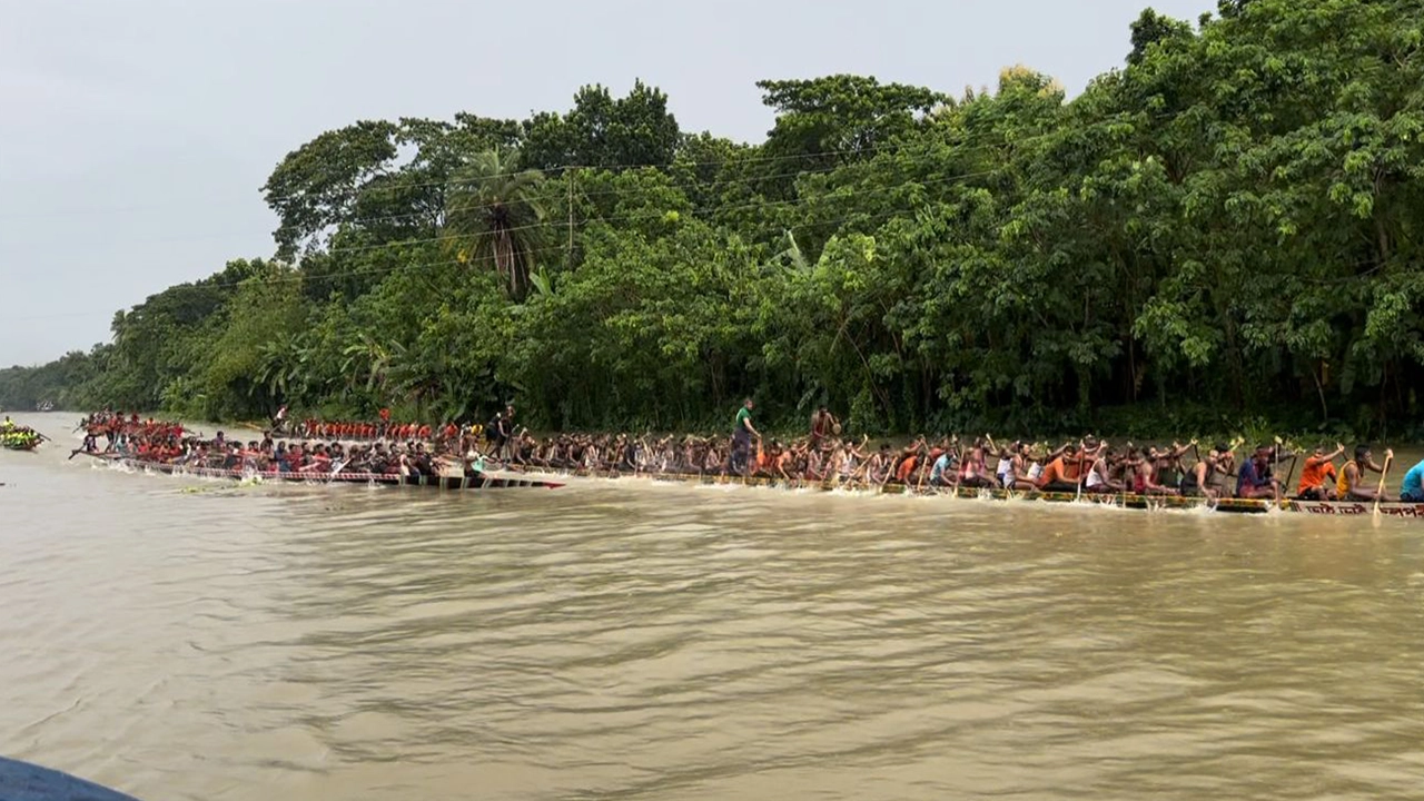 ফরিদপুরের বোয়ালমারী উপজেলার তেলজুড়ীর কুমার নদে ১২৫ বছরের ঐতিহ্যবাহী নৌকাবাইচ প্রতিযোগিতা। ছবি : কালবেলা