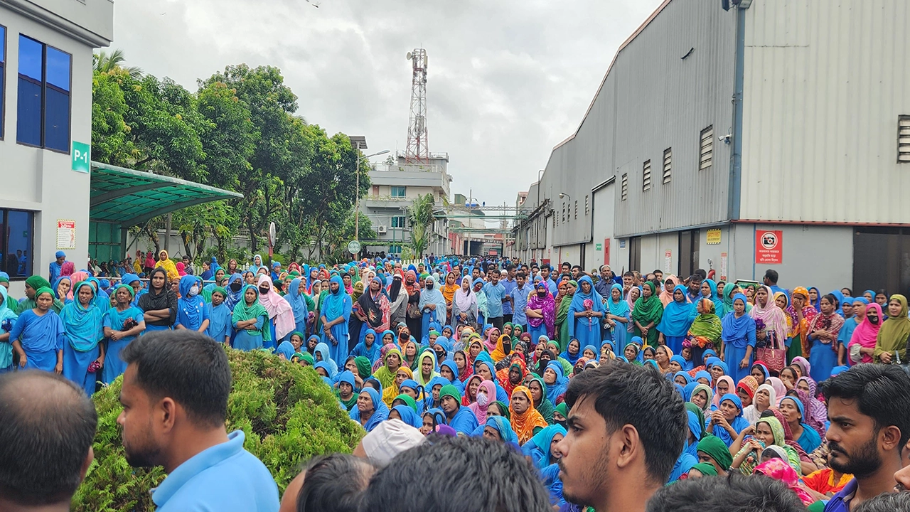 বৃহস্পতিবার নাটোরে প্রাণ এগ্রো কারখানায় বিক্ষোভ করেন শ্রমিকরা। ছবি : কালবেলা