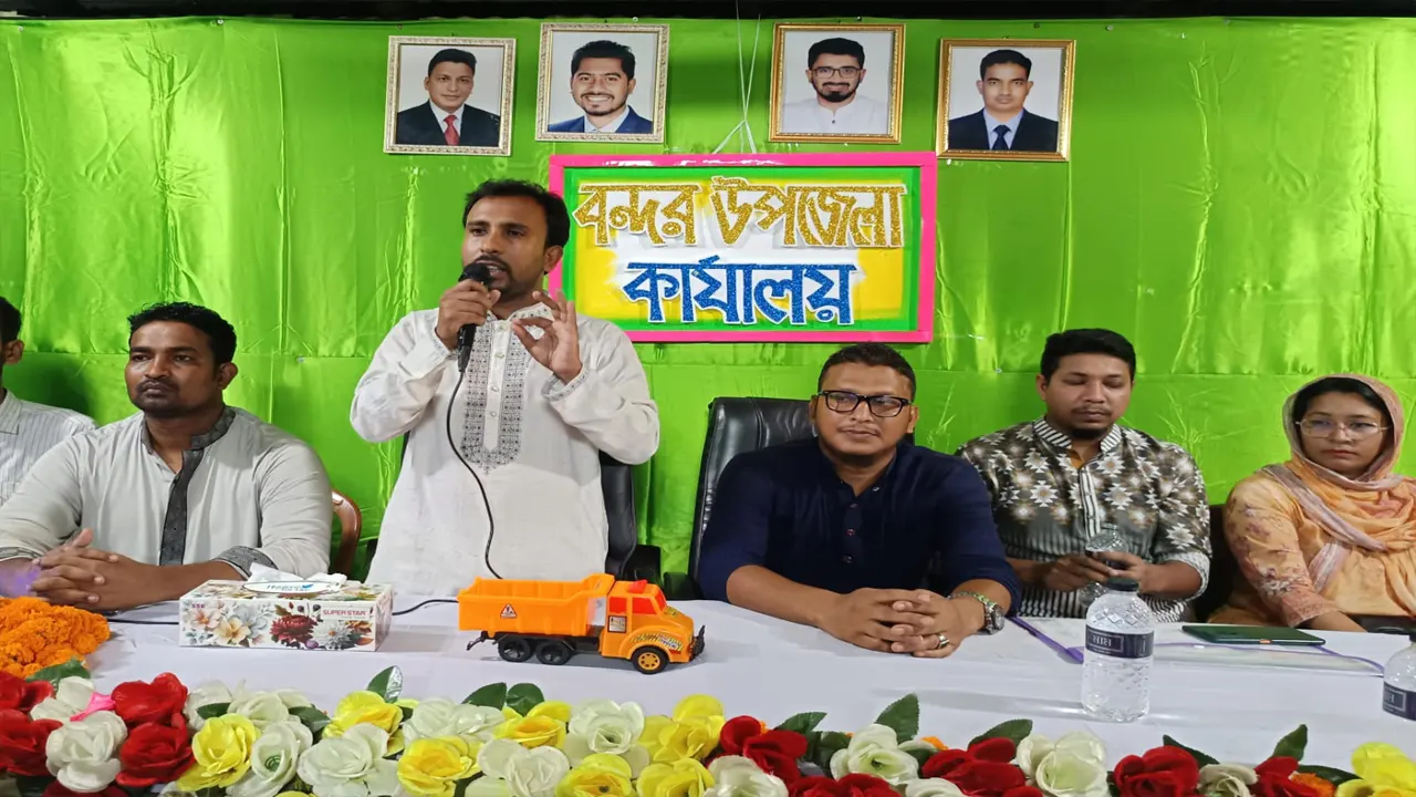 নারায়ণগঞ্জ জেলার বন্দর উপজেলায় গণঅধিকার পরিষদ কার্যালয়ে এক আলোচনা সভায় কথা বলছেন আবু হানিফ। ছবি : কালবেলা