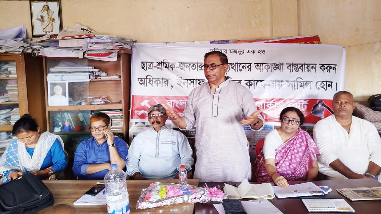 চট্টগ্রাম মহানগরীর নিউমার্কেট এলাকায় বিপ্লবী ওয়ার্কার্স পার্টির কর্মী সভায় কথা বলেন সাইফুল হক। ছবি : কালবেলা