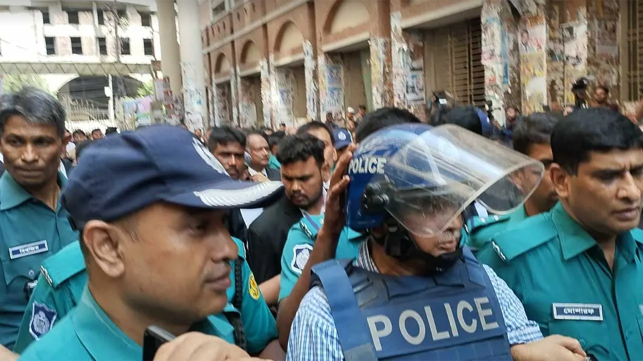 রিমান্ড শেষে কারাগারে সাবেক রেলমন্ত্রী সুজন। ছবি : সংগৃহীত