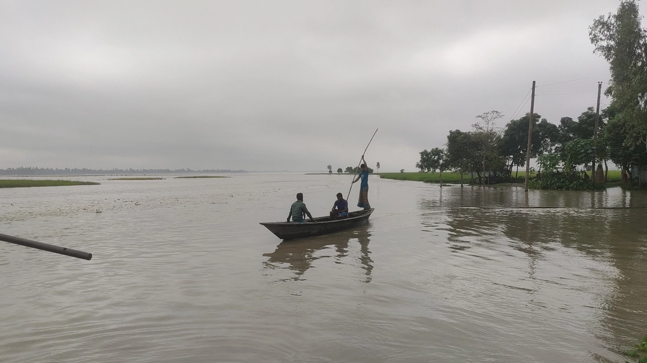 পানি বৃদ্ধিতে রাস্তাঘাট তলিয়ে যাওয়ায় নৌকায় চলাচল করছেন মানুষ। ছবি : কালবেলা