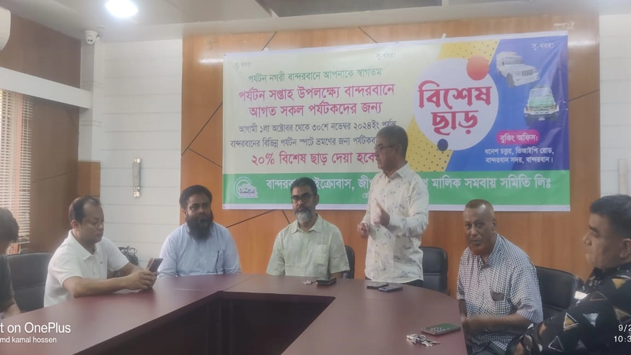 সংবাদ সম্মেলন করেন মাইক্রোবাস, জিপ ও পিকআপ মালিক সমবায় সমিতির নেতারা। ছবি : কালবেলা