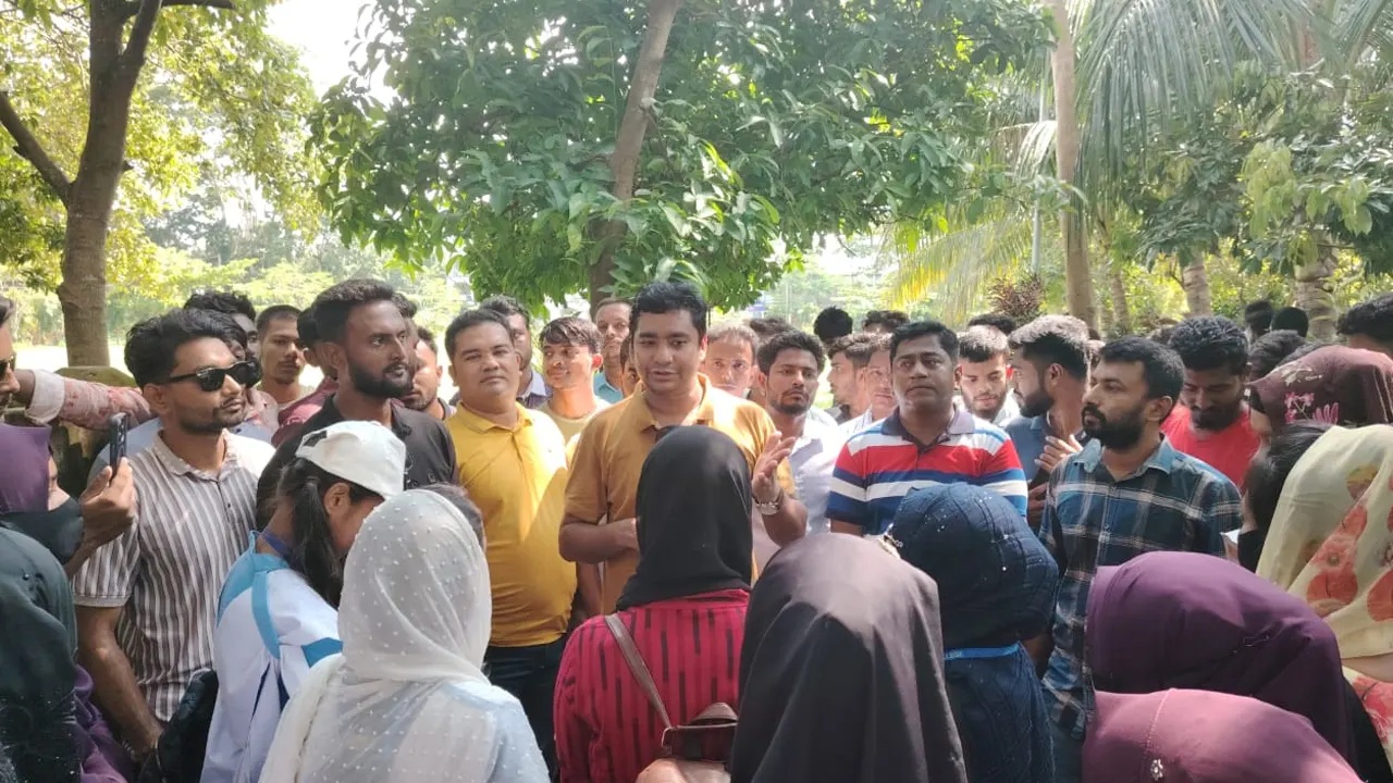 ঝালকাঠি জেলার রাজাপুর সরকারি কলেজে এবং ঝালকাঠি সরকারি কলেজের শিক্ষার্থীদের সঙ্গে সংলাপ করেছেন ছাত্রদলের সাধারণ সম্পাদক নাছির উদ্দীন নাছির। ছবি : কালবেলা