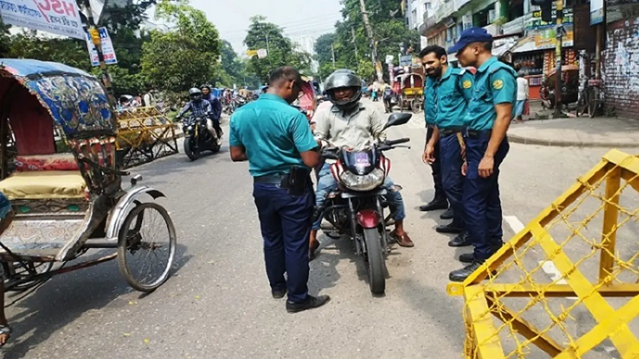 ট্রাফিক আইনে একদিনে মামলা ৭৮৮, জরিমানা ৩৩ লাখ। ছবি : সংগৃহীত