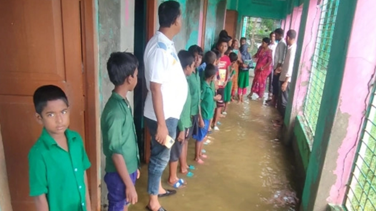 সাতক্ষীরার আশাশুনিতে পানিতে নিমজ্জিত বিল বকচর সরকারি প্রাথমিক বিদ্যালয়ের একাংশ। ছবি : কালবেলা