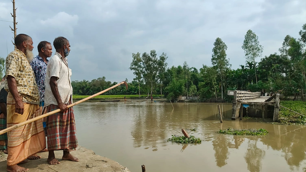 ব্রিজের সংযোগ সড়কের দুইপাশ ভেঙে বিপাকে ১০ গ্রামের মানুষ। ছবি : কালবেলা