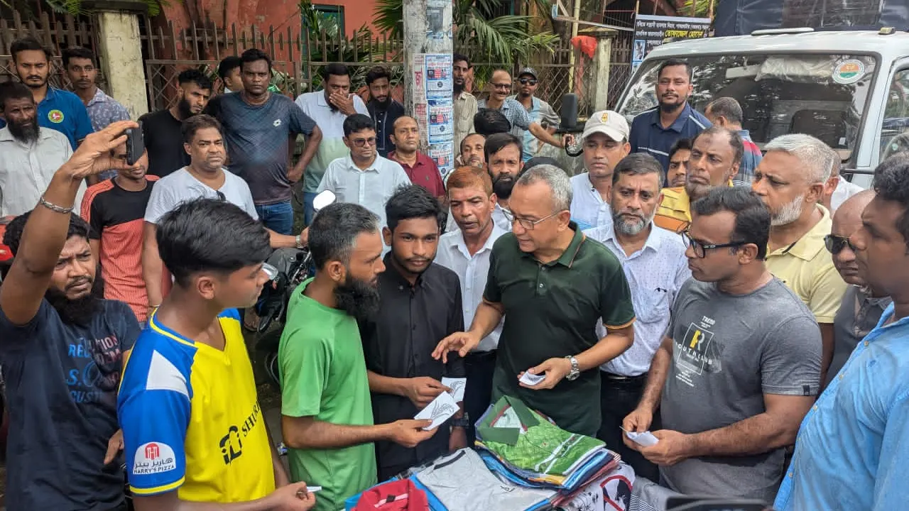 ‘ধানের শীষ’ সংবলিত লিফলেট বিতরণ করেন যুবদলের সভাপতি আব্দুল মোনায়েম মুন্না। ছবি : সংগৃহীত